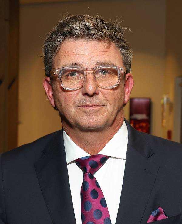 „Bergdoktor“-Star Hans Sigl hat in einem Interview über das schwierige Verhältnis zu seinen inzwischen verstorbenen Eltern gesprochen. (Bild: 2025 Getty Images/Gerald Matzka)