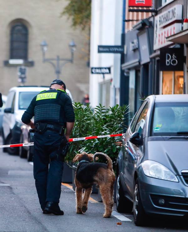 In der Kölner Innenstadt sind am frühen Freitagmorgen erneut Schüsse auf einen Laden abgegeben worden. Diesmal traf es ein Geschäft in der Apostelnstraße.