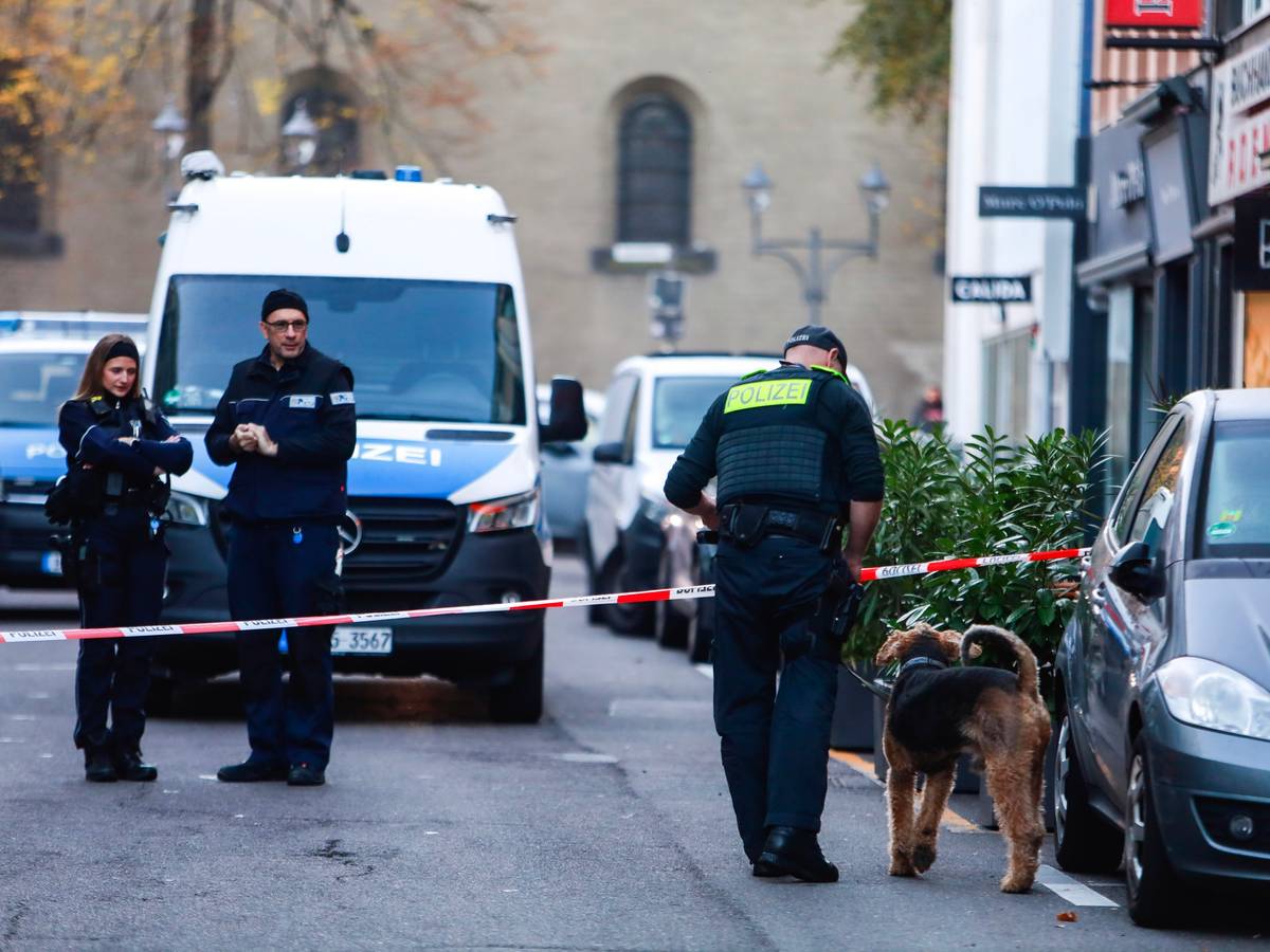 In der Kölner Innenstadt sind am frühen Freitagmorgen erneut Schüsse auf einen Laden abgegeben worden. Diesmal traf es ein Geschäft in der Apostelnstraße.