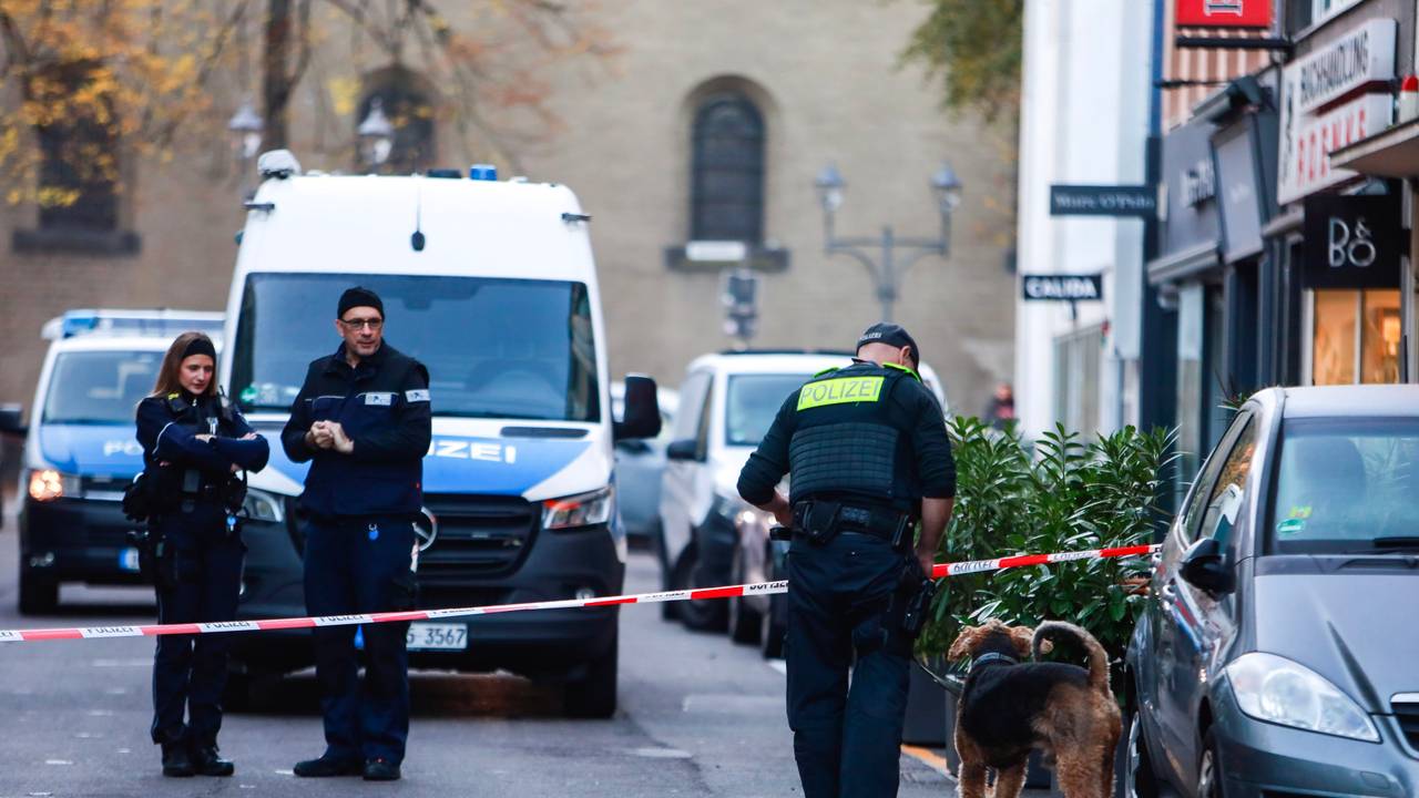 In der Kölner Innenstadt sind am frühen Freitagmorgen erneut Schüsse auf einen Laden abgegeben worden. Diesmal traf es ein Geschäft in der Apostelnstraße.