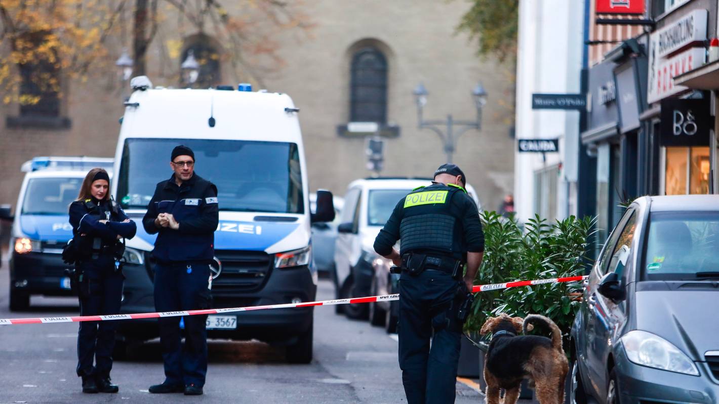 In der Kölner Innenstadt sind am frühen Freitagmorgen erneut Schüsse auf einen Laden abgegeben worden. Diesmal traf es ein Geschäft in der Apostelnstraße.