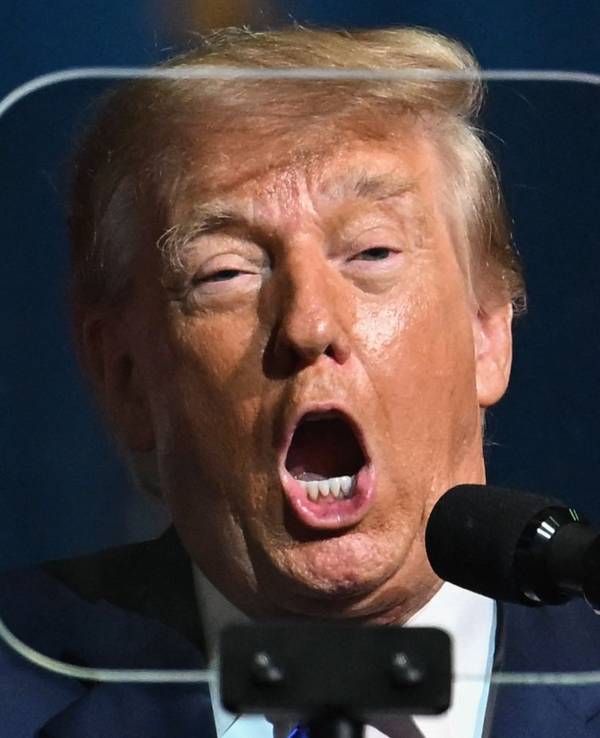 US-Präsident Donald Trump fotografiert durch einen Teleprompter bei einem Wahlkampfauftritt. (Archivbild)