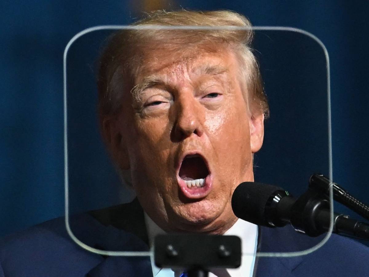 US-Präsident Donald Trump fotografiert durch einen Teleprompter bei einem Wahlkampfauftritt. (Archivbild)