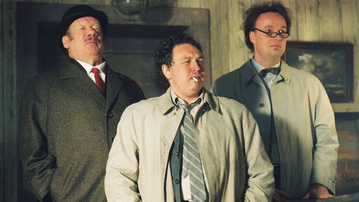 Chefinspektor Even Longer (Oliver Kalkofe, Mitte, mit Oliver Welke, rechts und Wolfgang Völz) ist auf der Jagd nach dem dämonischen Wixxer. (Bild: RTL / © Constantin Film Verleih GmbH)