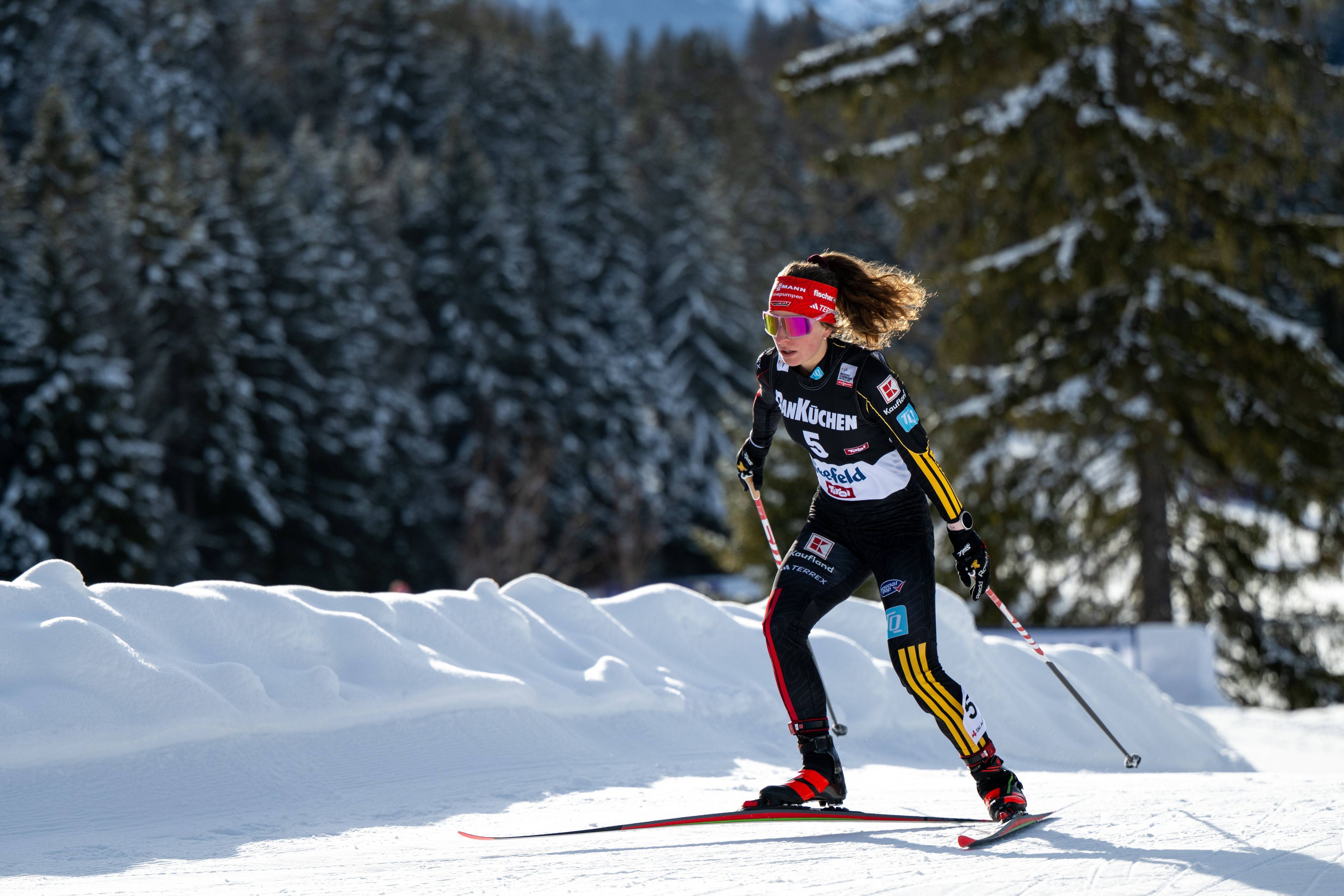 Nathalie Armbruster bei einem Skilanglaufrennen im Schnee