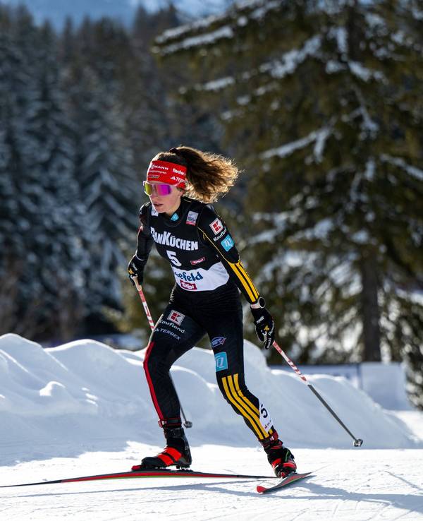 Nathalie Armbruster bei einem Skilanglaufrennen im Schnee