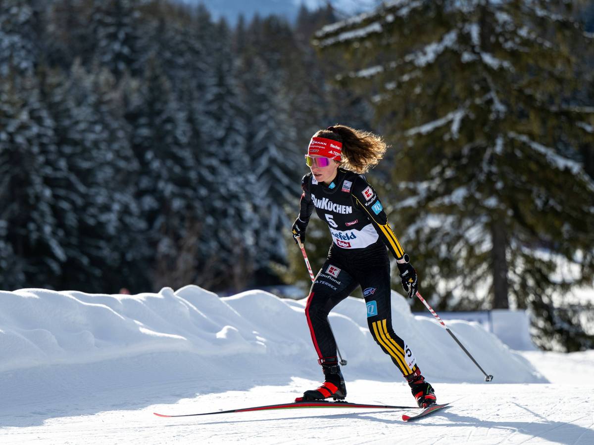 Nathalie Armbruster bei einem Skilanglaufrennen im Schnee