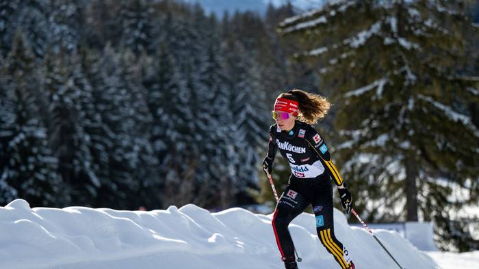 Nathalie Armbruster bei einem Skilanglaufrennen im Schnee
