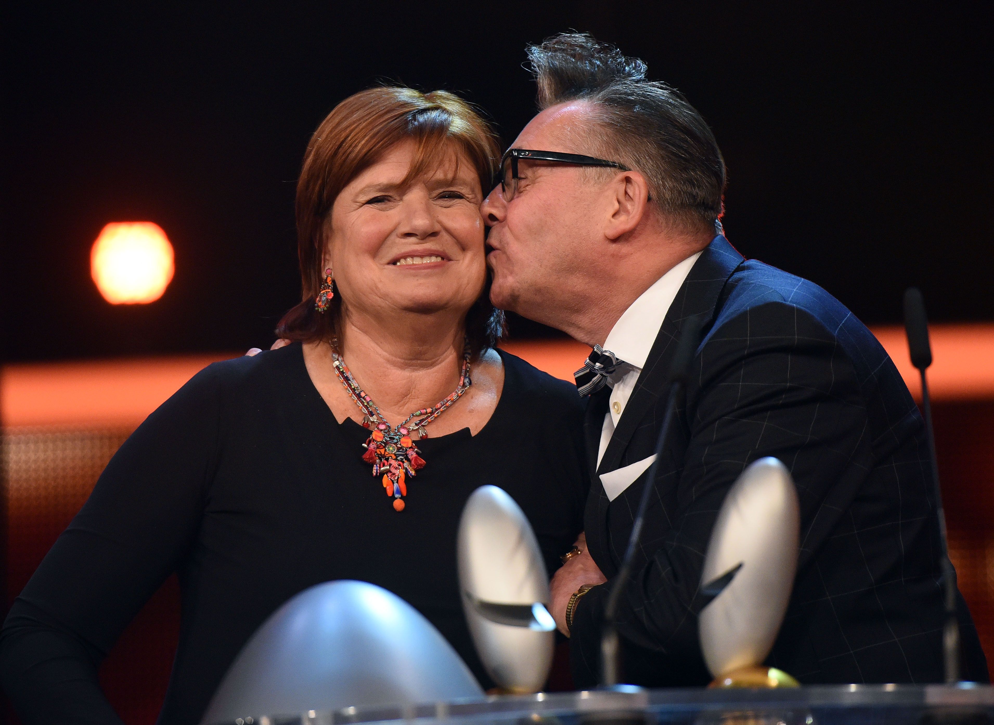Die „Zimmer frei!“-Moderatoren Christine Westermann (l) und Götz Alsmann wurden 2016 in Köln beim Deutschen Comedypreis mit dem  Sonderpreis ausgezeichnet.