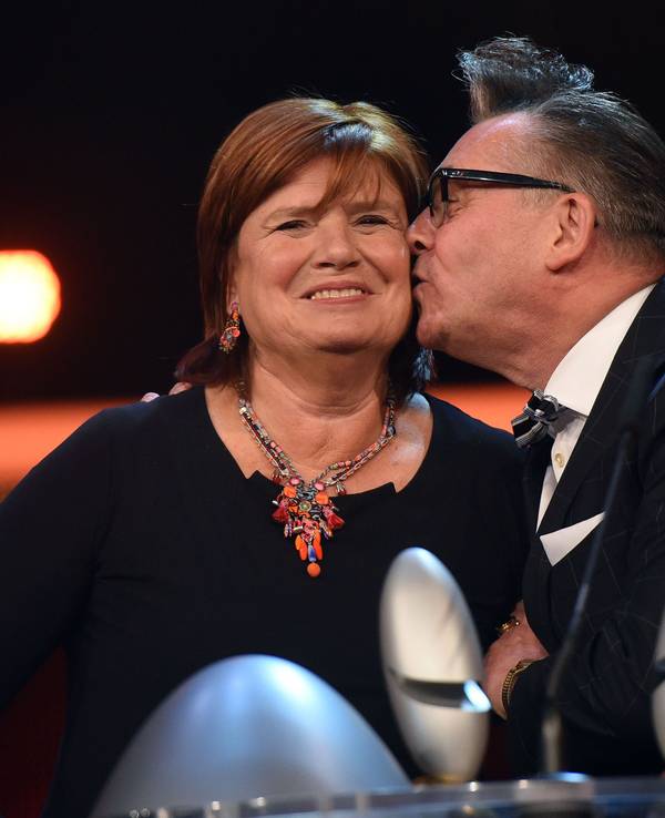 Die „Zimmer frei!“-Moderatoren Christine Westermann (l) und Götz Alsmann wurden 2016 in Köln beim Deutschen Comedypreis mit dem Sonderpreis ausgezeichnet.