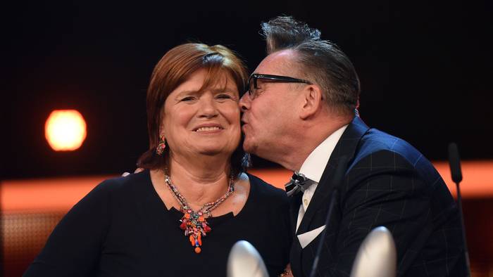 Die „Zimmer frei!“-Moderatoren Christine Westermann (l) und Götz Alsmann wurden 2016 in Köln beim Deutschen Comedypreis mit dem Sonderpreis ausgezeichnet.