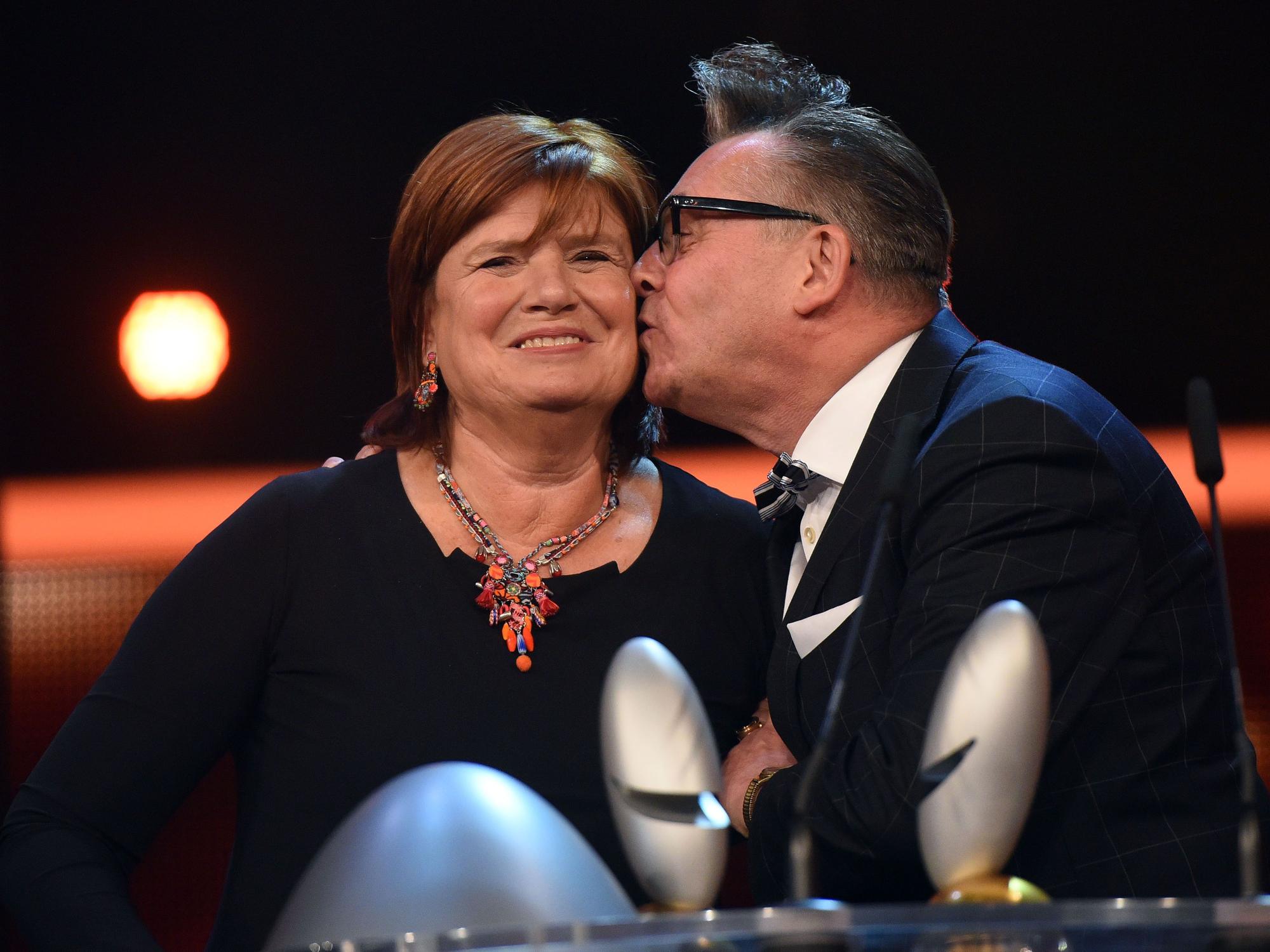 Die „Zimmer frei!“-Moderatoren Christine Westermann (l) und Götz Alsmann wurden 2016 in Köln beim Deutschen Comedypreis mit dem Sonderpreis ausgezeichnet.