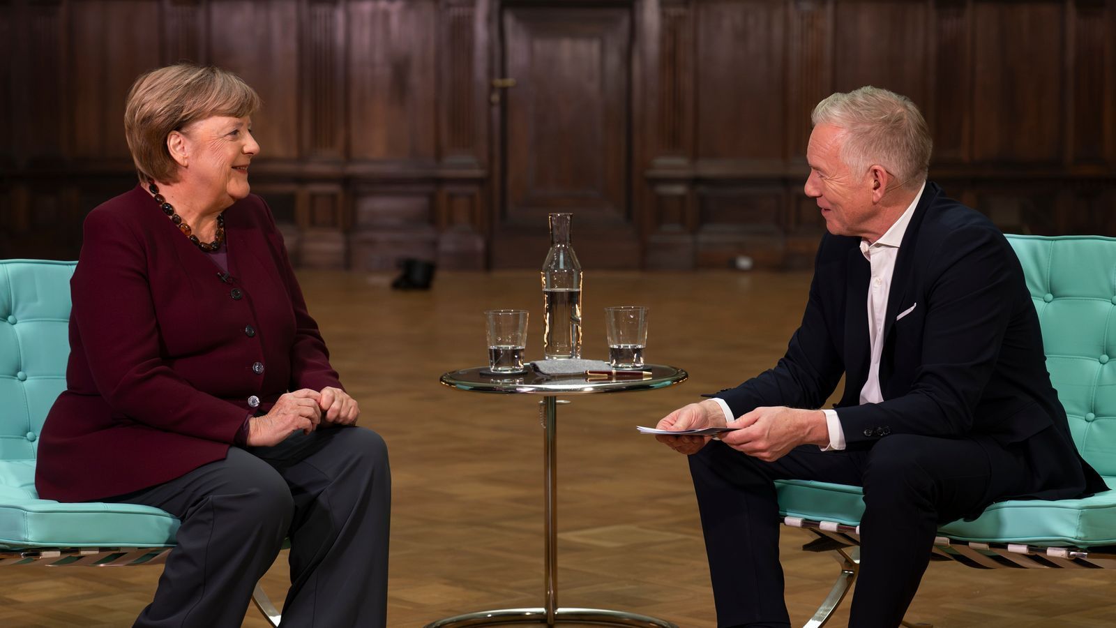 Im Gespräch mit Johannes B. Kerner blickte Angela Merkel auf ihre Zeit als Bundeskanzlerin zurück - und gab Einblicke in ihren heutigen Alltag. (Bild: MagentaTV)