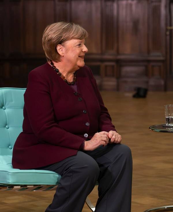 Im Gespräch mit Johannes B. Kerner blickte Angela Merkel auf ihre Zeit als Bundeskanzlerin zurück - und gab Einblicke in ihren heutigen Alltag. (Bild: MagentaTV)