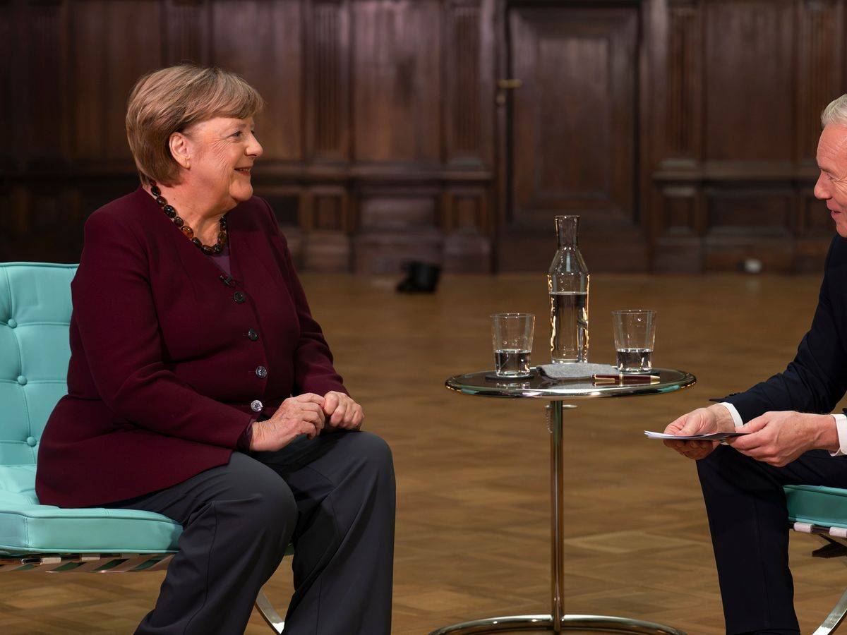 Im Gespräch mit Johannes B. Kerner blickte Angela Merkel auf ihre Zeit als Bundeskanzlerin zurück - und gab Einblicke in ihren heutigen Alltag. (Bild: MagentaTV)