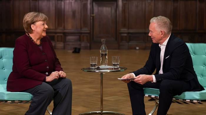 Im Gespräch mit Johannes B. Kerner blickte Angela Merkel auf ihre Zeit als Bundeskanzlerin zurück - und gab Einblicke in ihren heutigen Alltag. (Bild: MagentaTV)