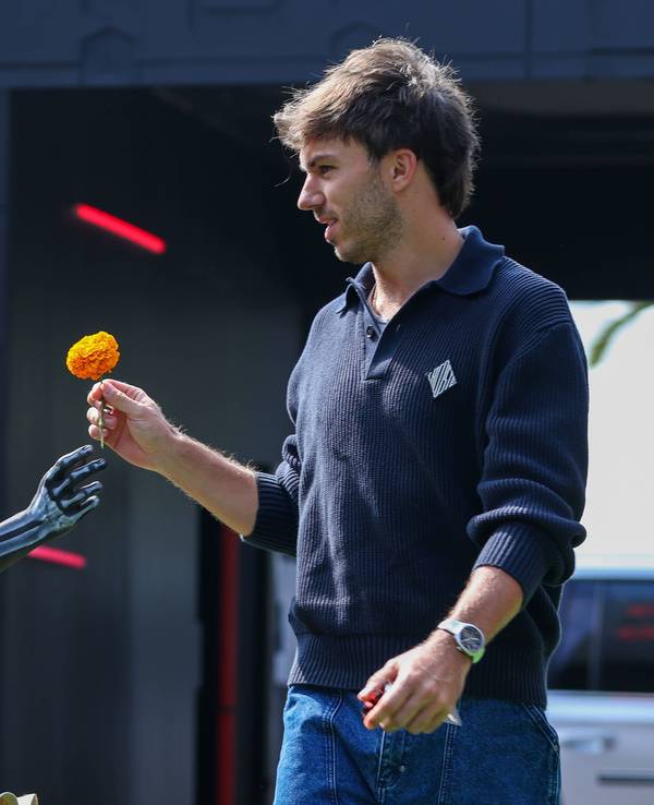 Pierre Gasly bekommt von einer für den Dia de los Muertos kostümierten Frau eine Blume.