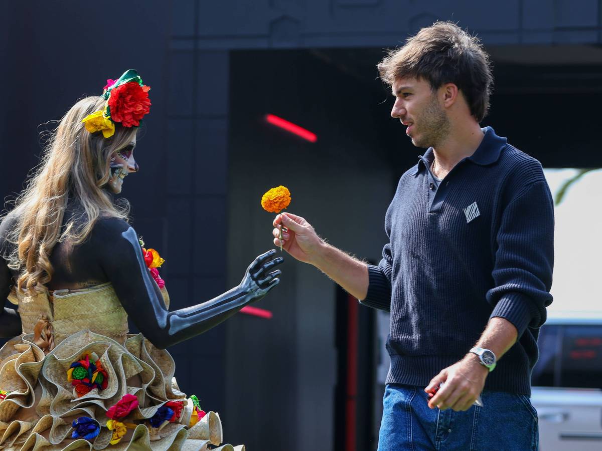 Pierre Gasly bekommt von einer für den Dia de los Muertos kostümierten Frau eine Blume.