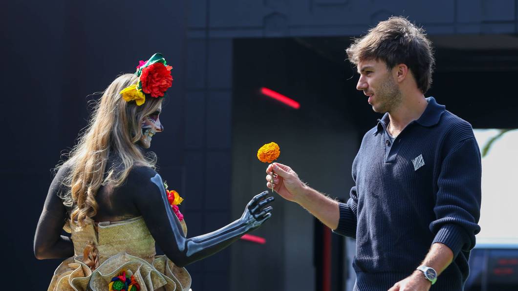 Pierre Gasly bekommt von einer für den Dia de los Muertos kostümierten Frau eine Blume.
