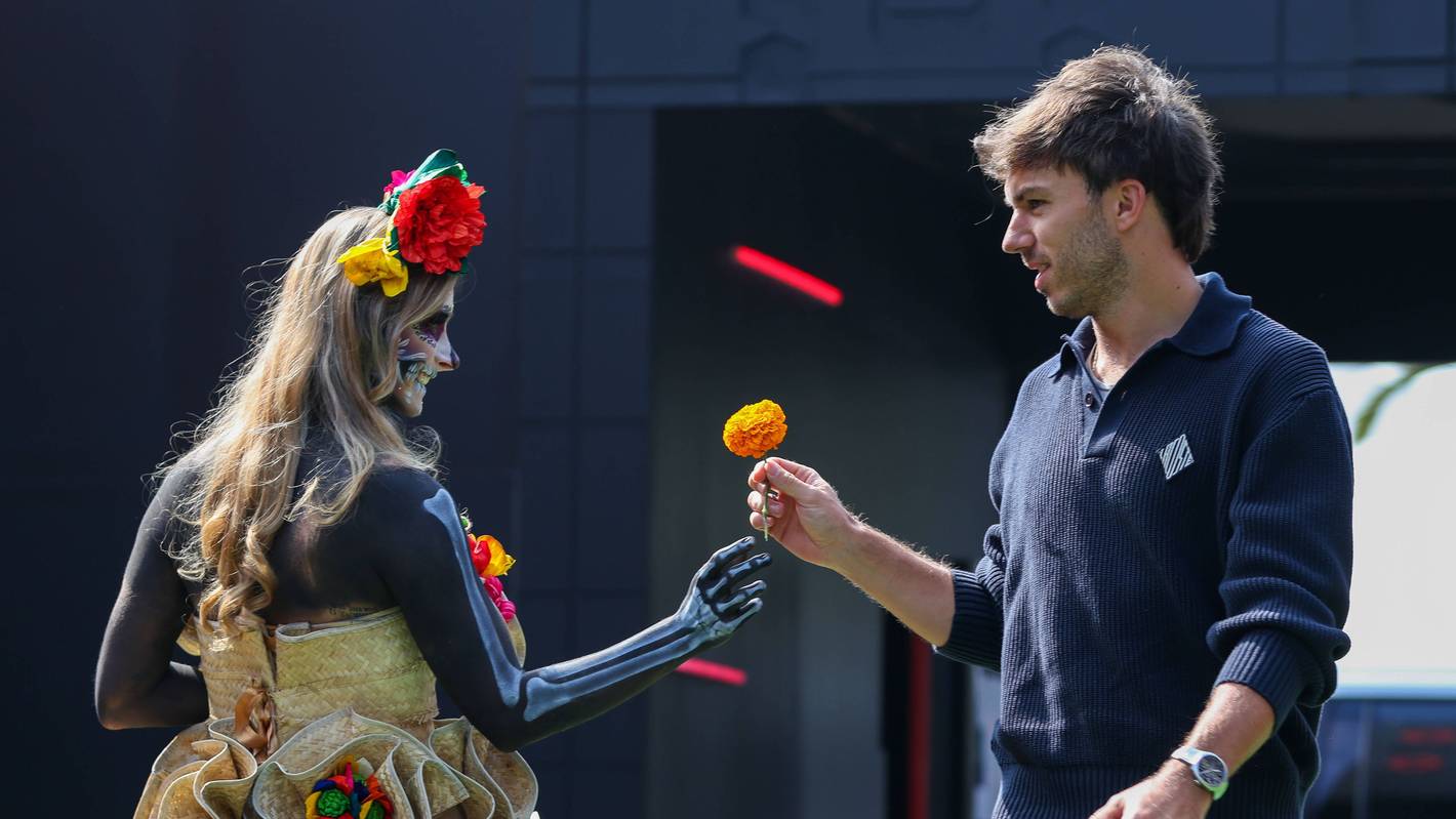 Pierre Gasly bekommt von einer für den Dia de los Muertos kostümierten Frau eine Blume.