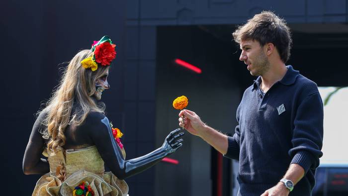 Pierre Gasly bekommt von einer für den Dia de los Muertos kostümierten Frau eine Blume.