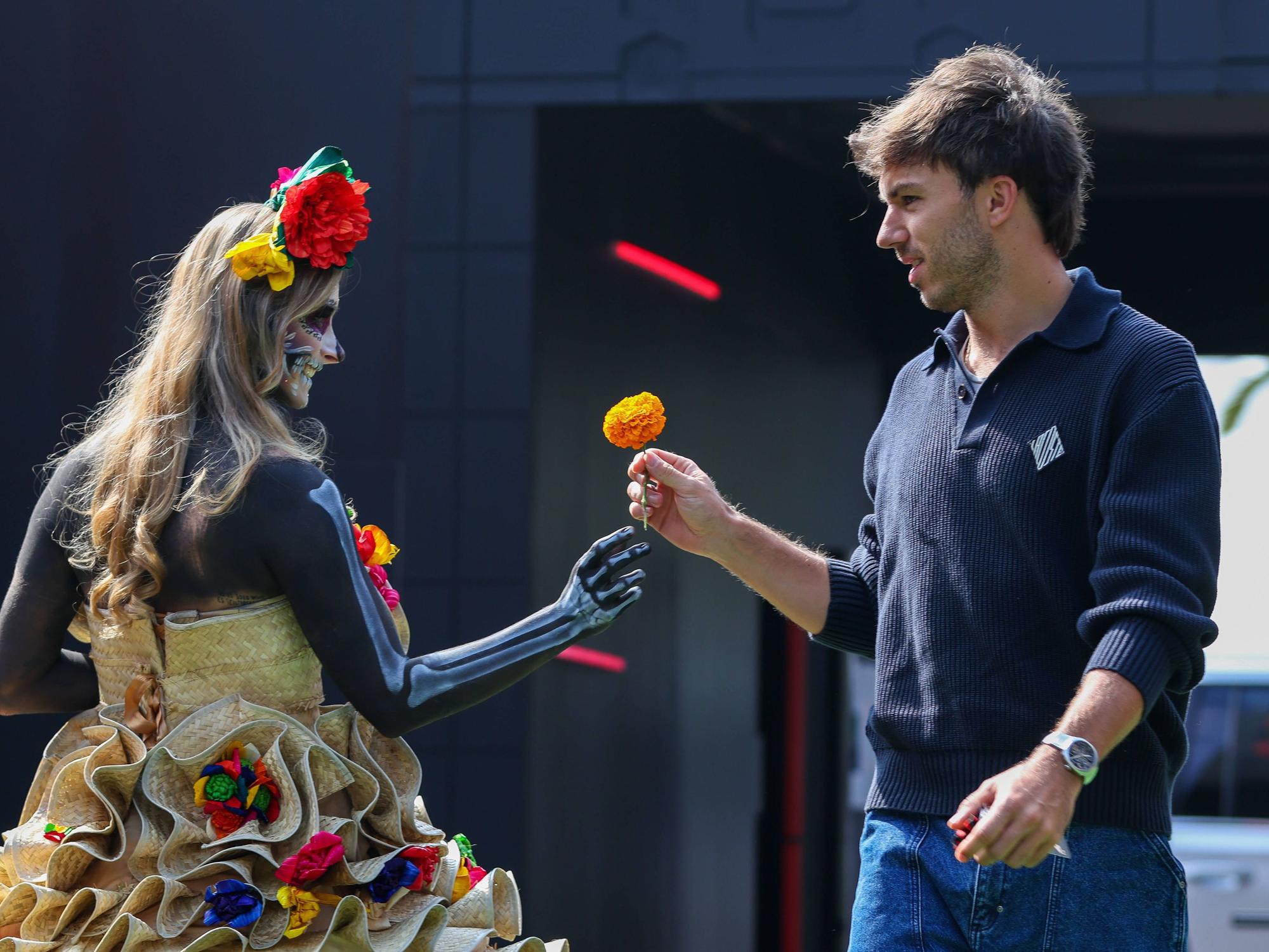 Pierre Gasly bekommt von einer für den Dia de los Muertos kostümierten Frau eine Blume.