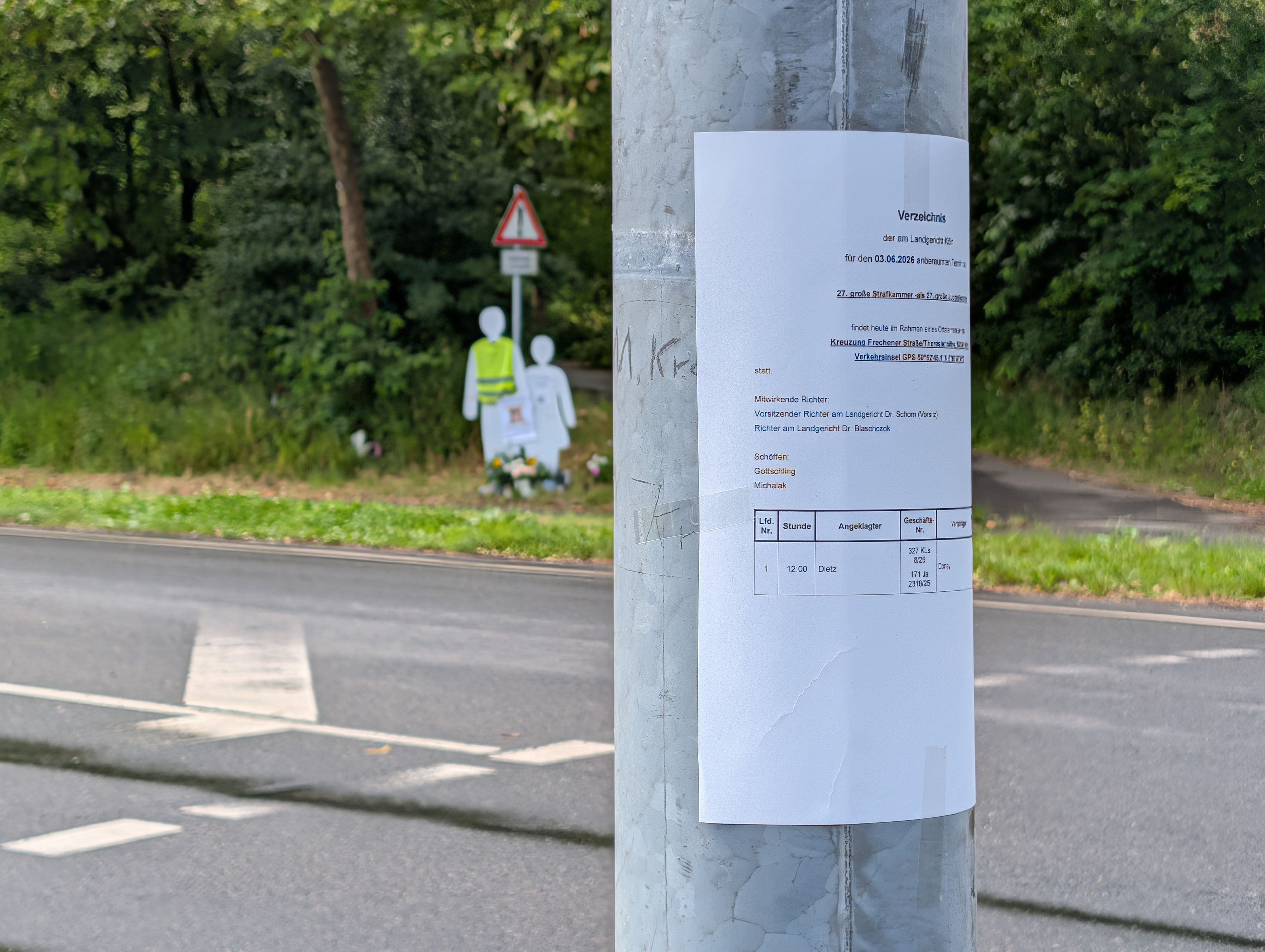 Das Mahnmal im Hintergrund erinnert an die bei einem Unfall getöteten Avin und Luis.