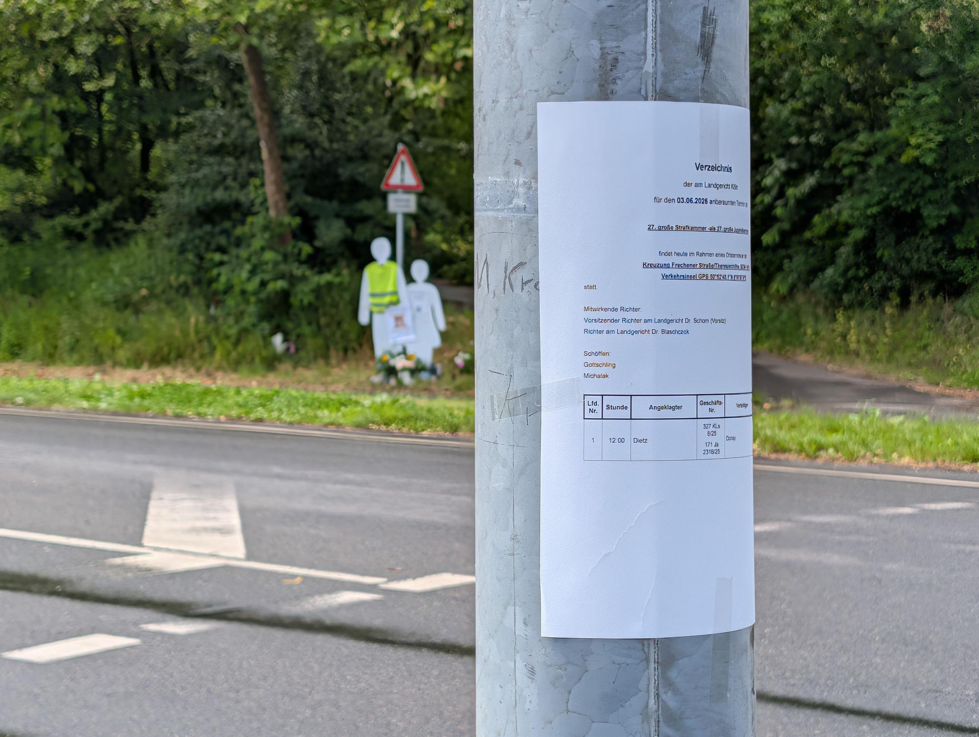 Das Mahnmal im Hintergrund erinnert an die bei einem Unfall getöteten Avin und Luis.