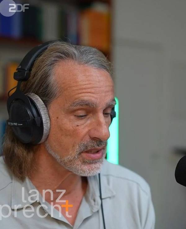 Richard David Precht (links) und Markus Lanz haben in ihrem Podcast „Lanz + Precht“ über das Schulsystem gesprochen. (Bild: ZDF / Lanz + Precht)