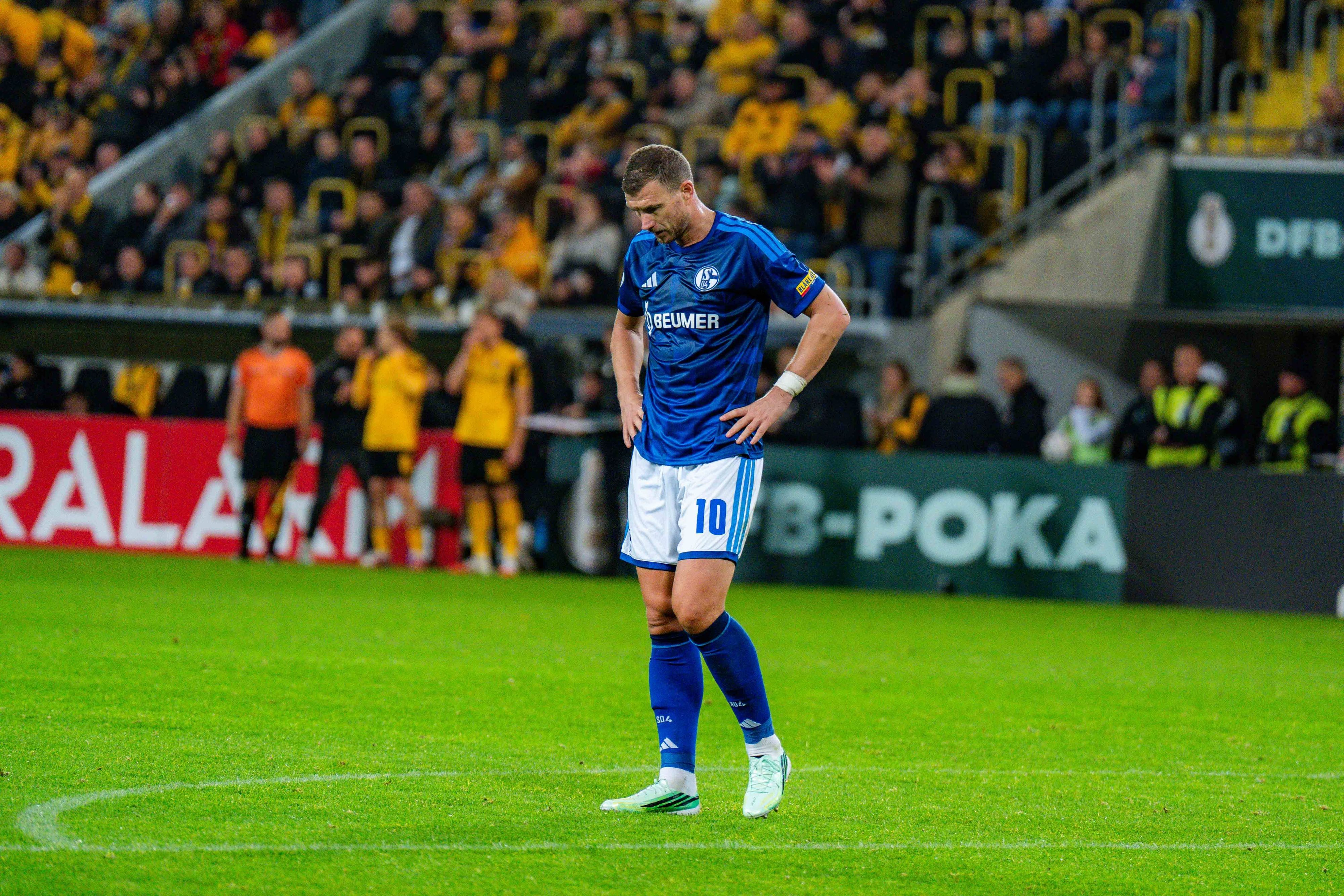 Edin Dzeko enttäuscht nach dem Ausscheiden im DFB-Pokal.