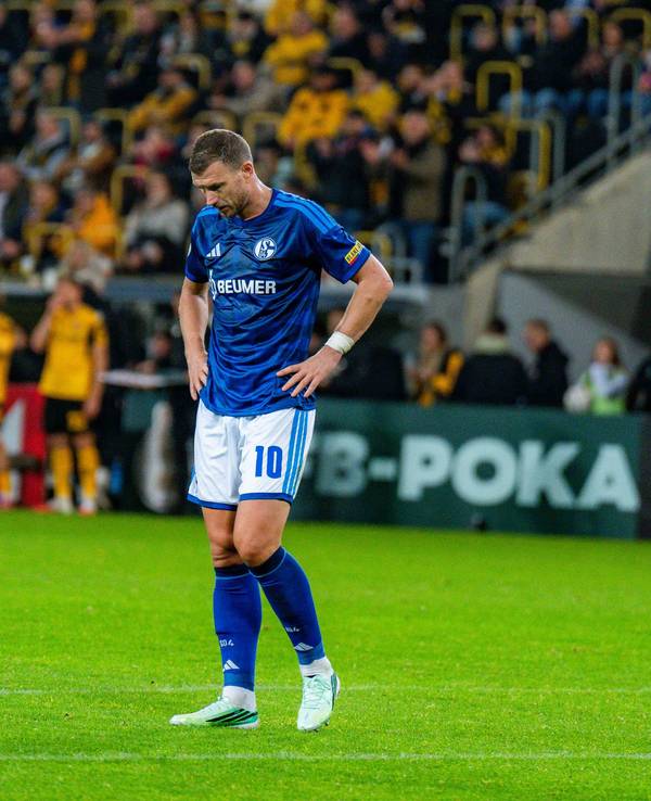Edin Dzeko enttäuscht nach dem Ausscheiden im DFB-Pokal.