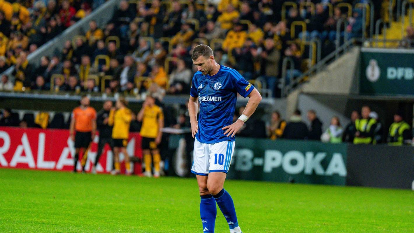 Edin Dzeko enttäuscht nach dem Ausscheiden im DFB-Pokal.