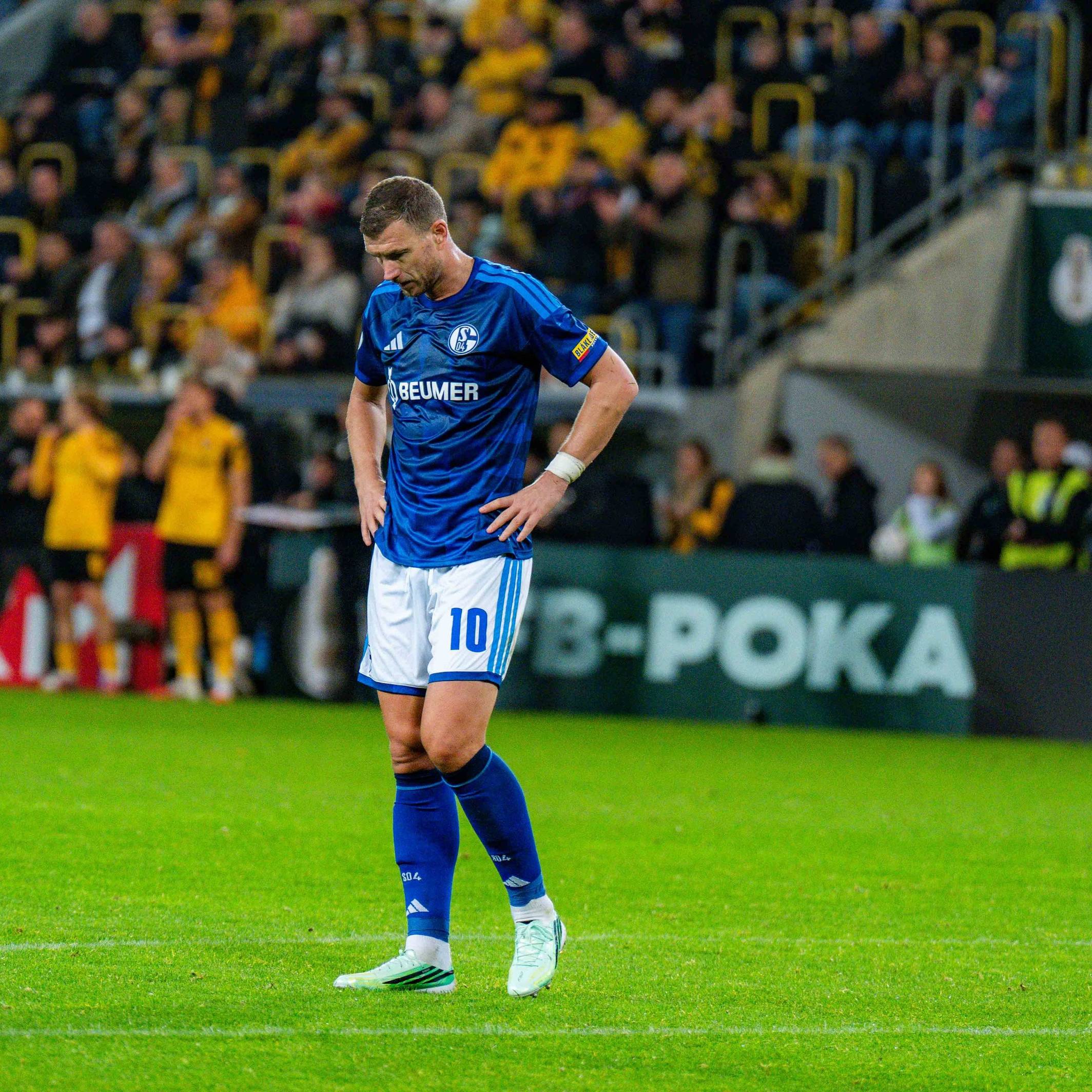 Edin Dzeko enttäuscht nach dem Ausscheiden im DFB-Pokal.