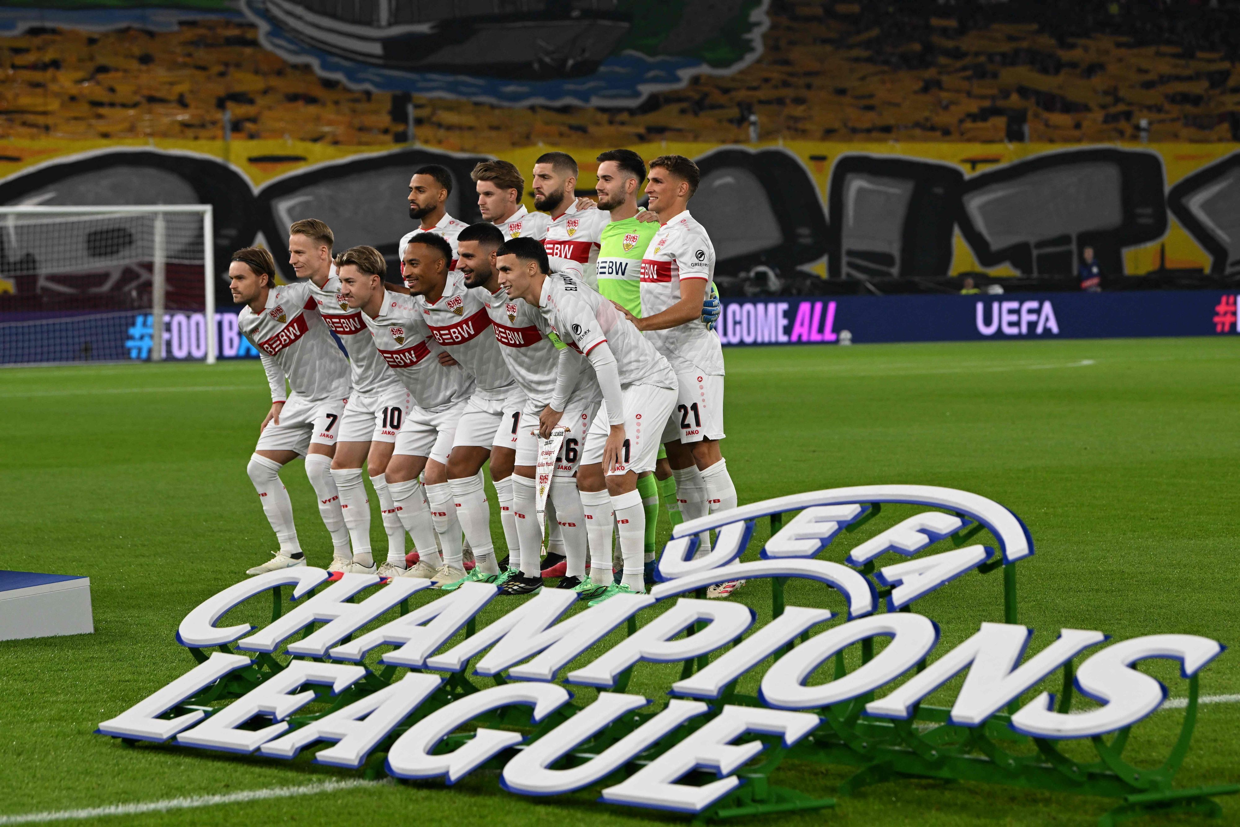 Die Stuttgart-Spieler stellen sich hinter dem Champions-League-Schriftzug für das Mannschaftsfoto auf.