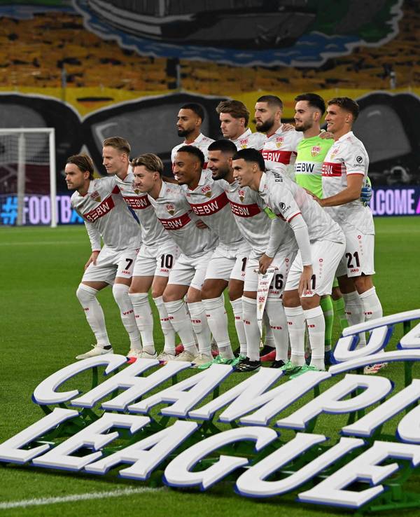 Die Stuttgart-Spieler stellen sich hinter dem Champions-League-Schriftzug für das Mannschaftsfoto auf.