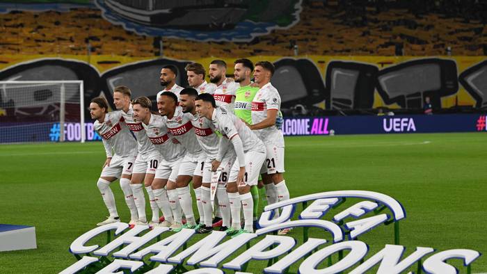 Die Stuttgart-Spieler stellen sich hinter dem Champions-League-Schriftzug für das Mannschaftsfoto auf.