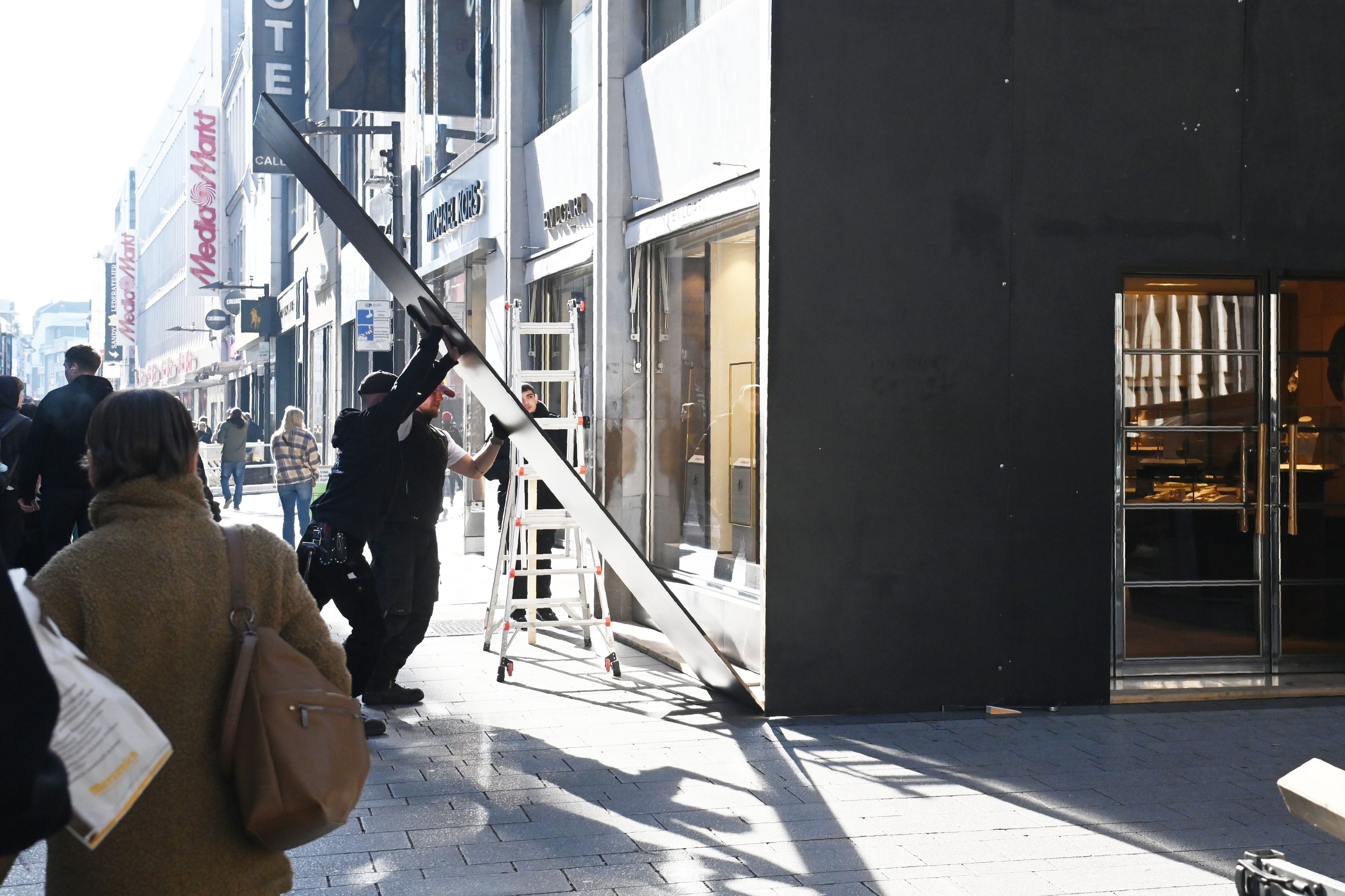 Luxusuhren und Schmuck – die BVLGARI-Filiale am Wallrafplatz wird gesichert.