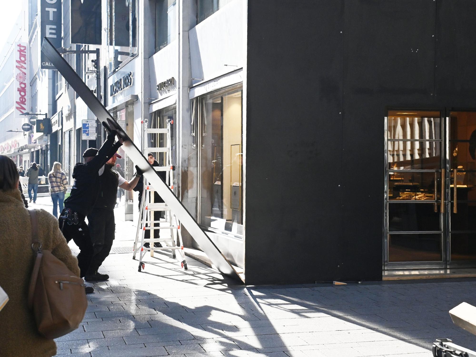 Luxusuhren und Schmuck – die BVLGARI-Filiale am Wallrafplatz wird gesichert.