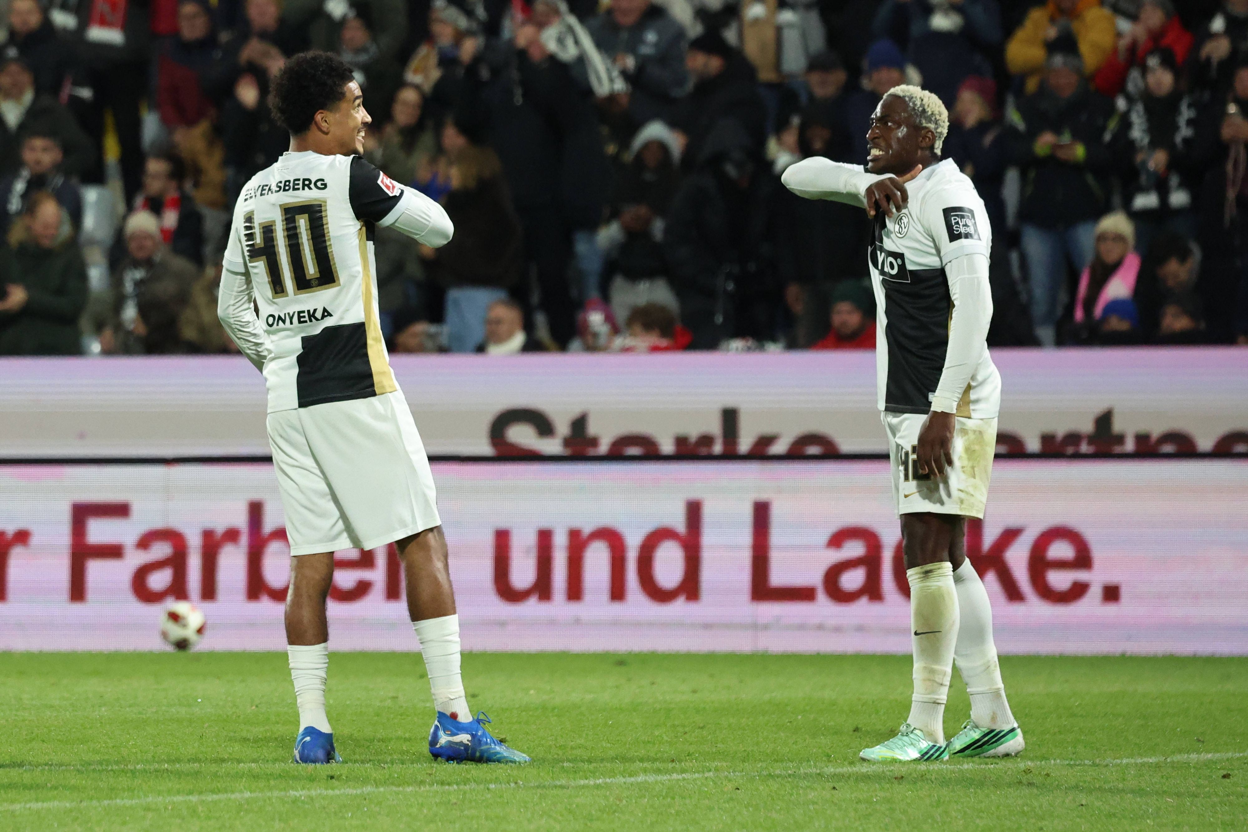 Torjubel von Francis Onyeka und David Mokwa