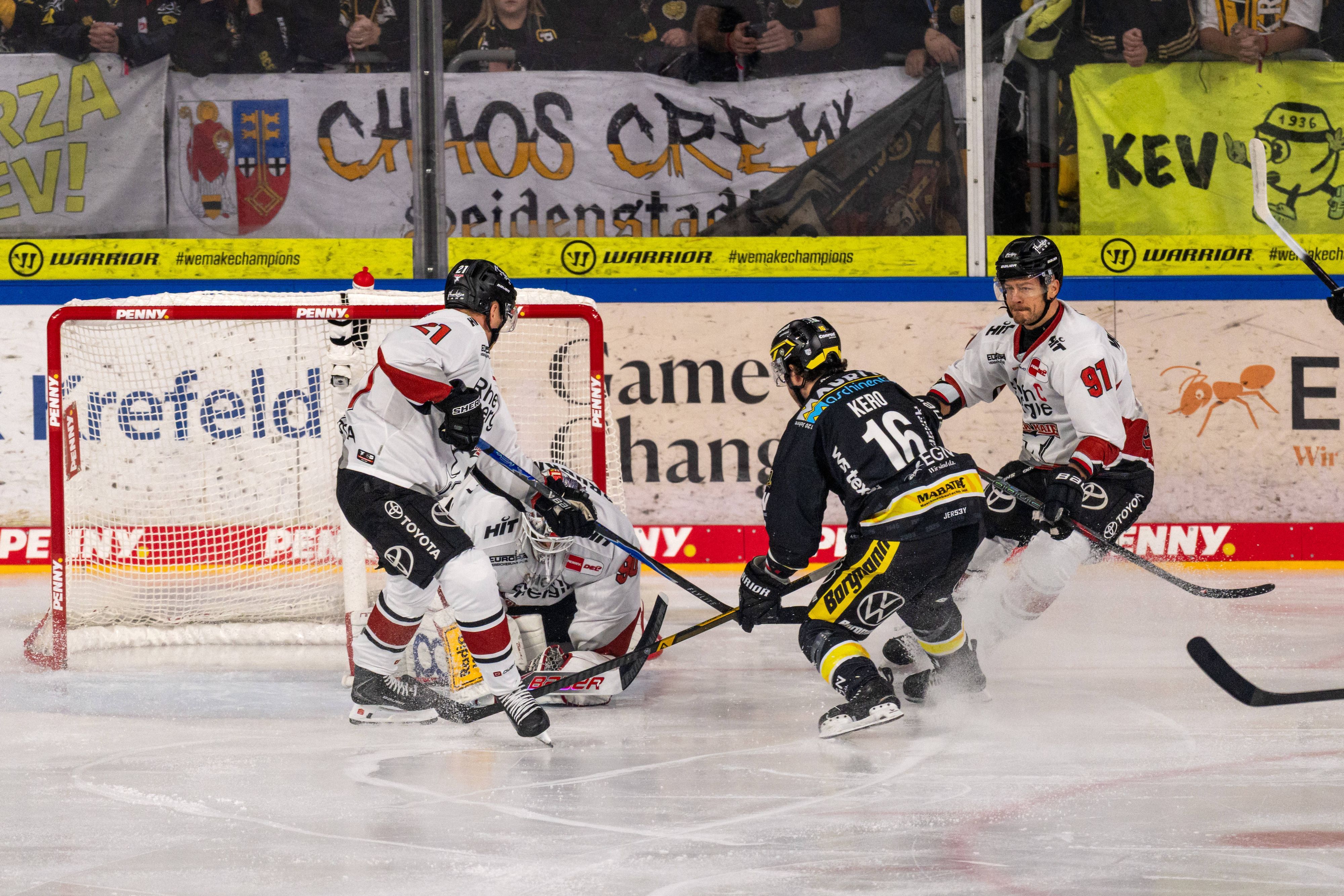 Szene vor dem Tor in der DEL beim Spiel Krefeld Pinguine - Kölner Haie.