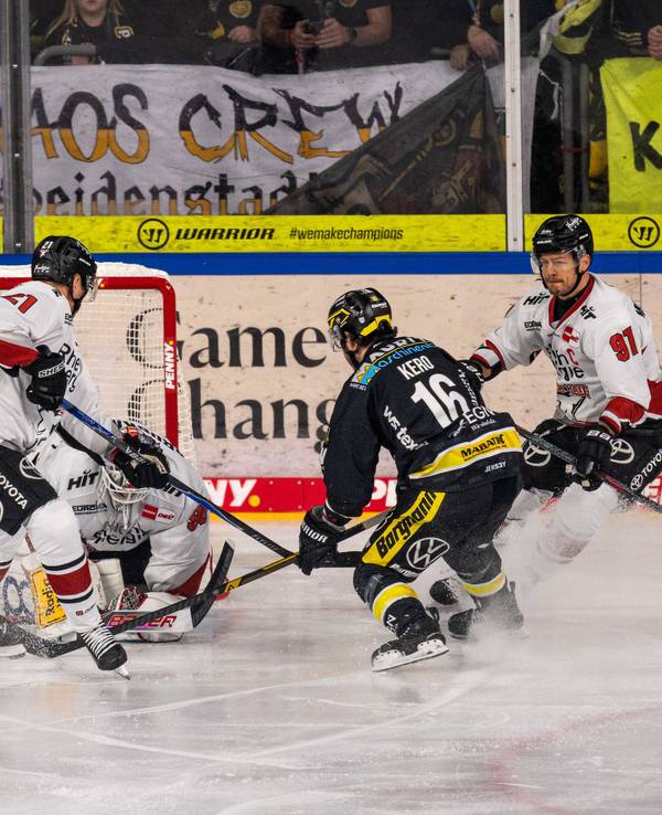 Szene vor dem Tor in der DEL beim Spiel Krefeld Pinguine - Kölner Haie.