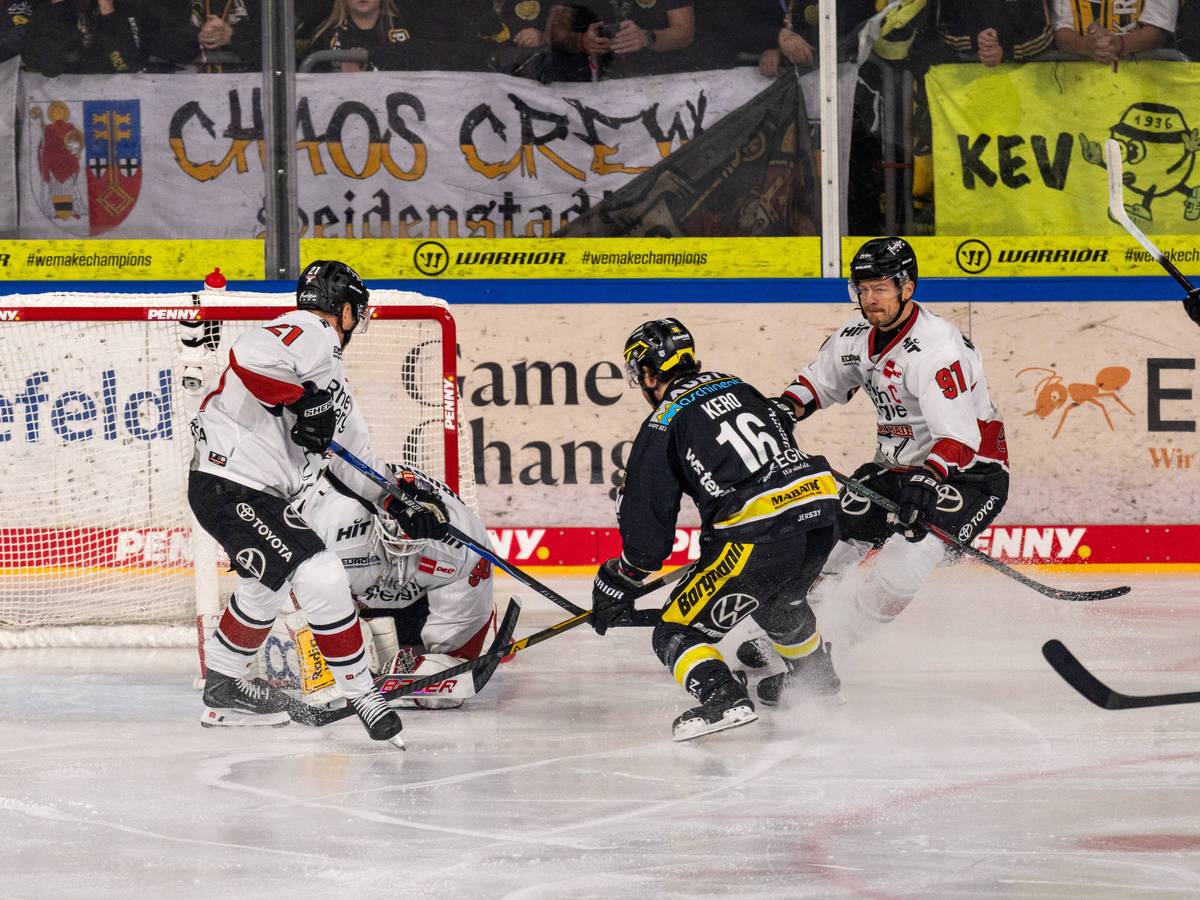 Szene vor dem Tor in der DEL beim Spiel Krefeld Pinguine - Kölner Haie.
