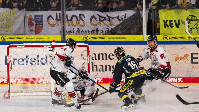 Szene vor dem Tor in der DEL beim Spiel Krefeld Pinguine - Kölner Haie.
