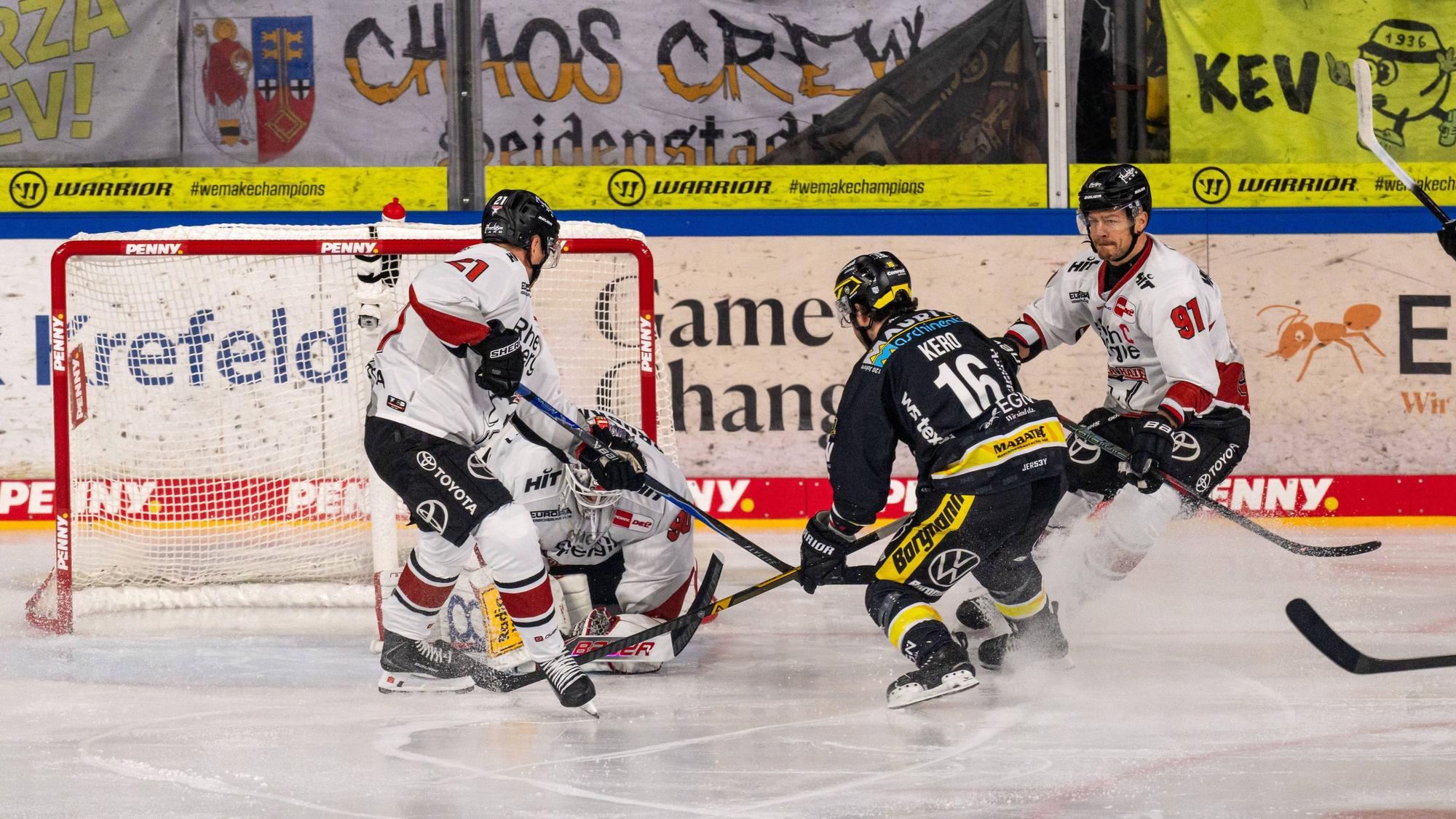 Szene vor dem Tor in der DEL beim Spiel Krefeld Pinguine - Kölner Haie.