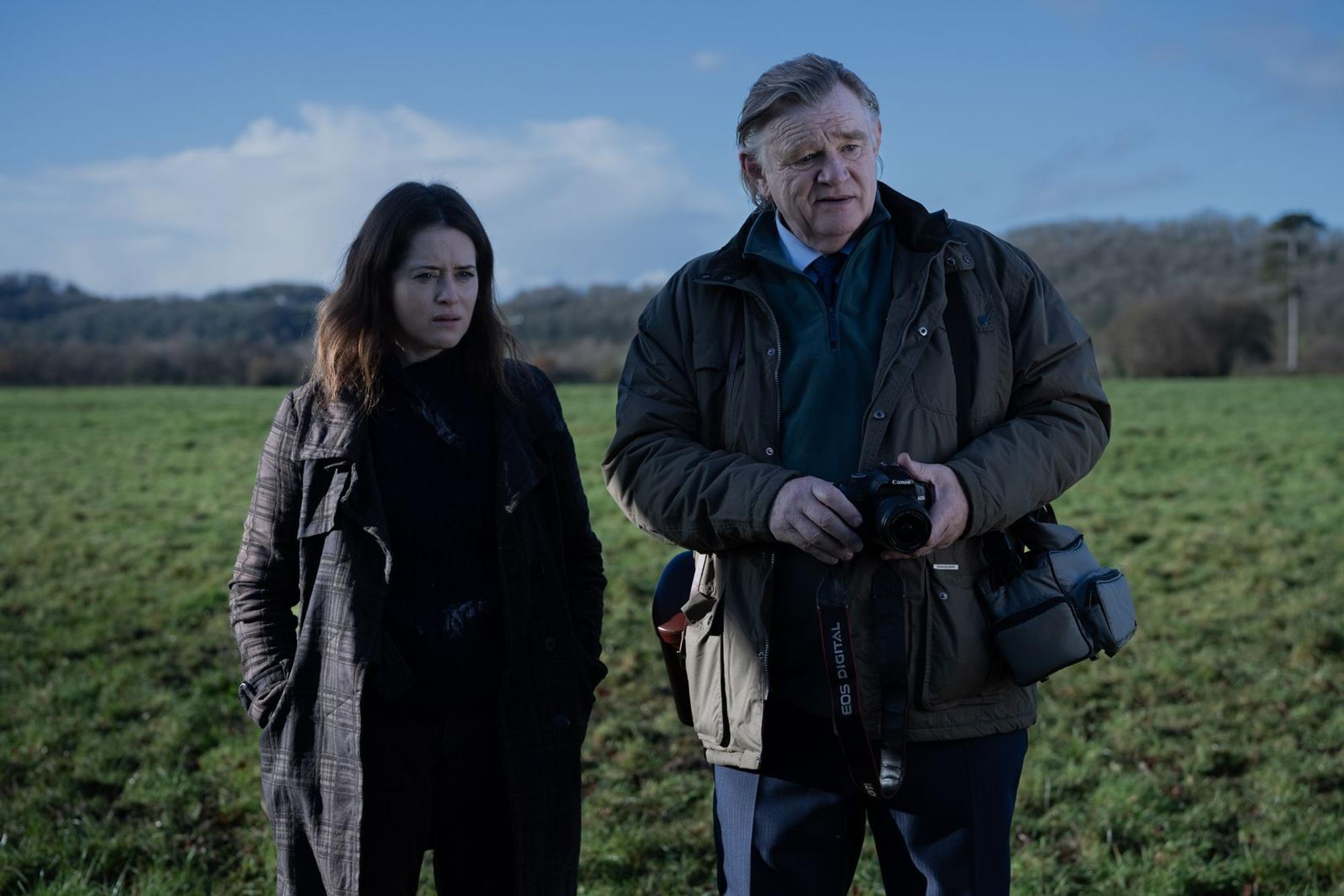 Helen (Claire Foy) und ihren Vater Alisdair (Brendan Gleeson) verbindet die Liebe zur Natur. (Bild: Leonine/DCM/2025 Protagonist Hawk Limited, Saturnia Llc And Channel Four Television Corporation)