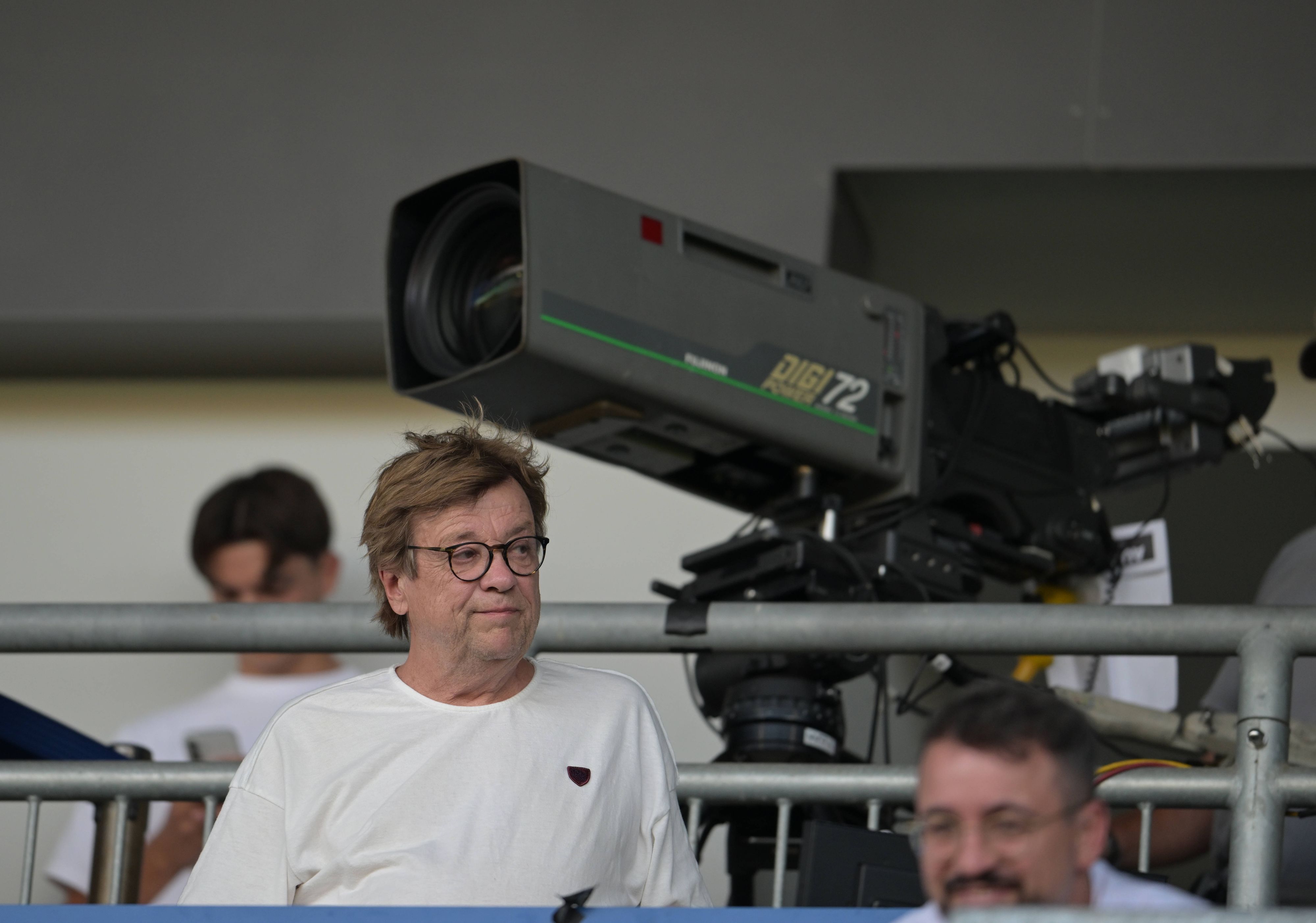 Béla Réthy im Stadion steht im Stadion.