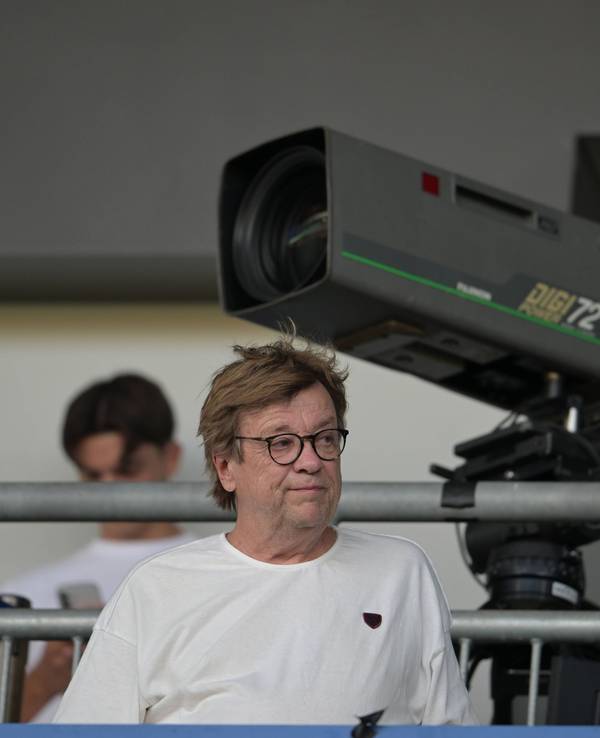 Béla Réthy im Stadion steht im Stadion.