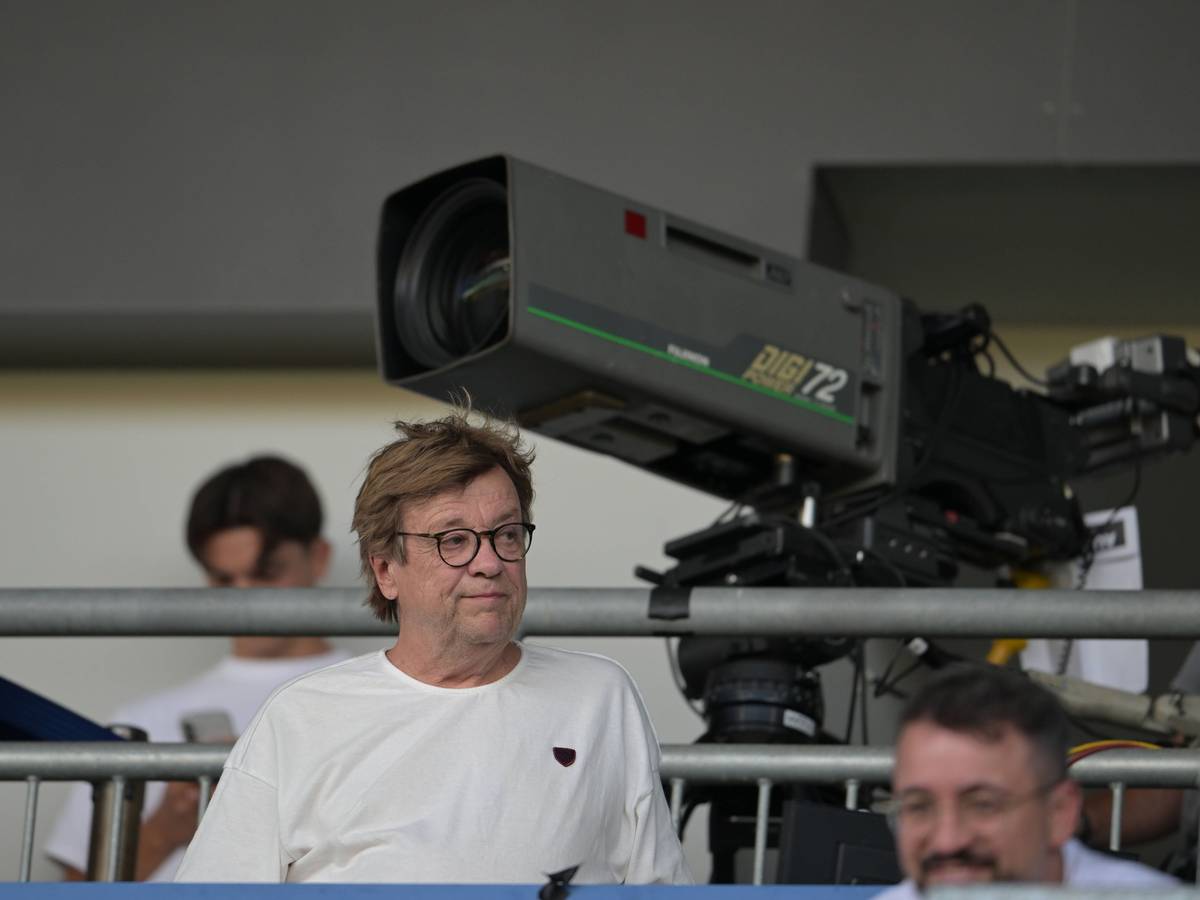 Béla Réthy im Stadion steht im Stadion.