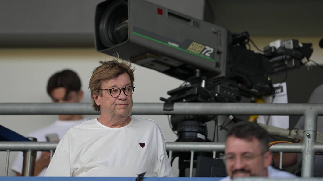 Béla Réthy im Stadion steht im Stadion.