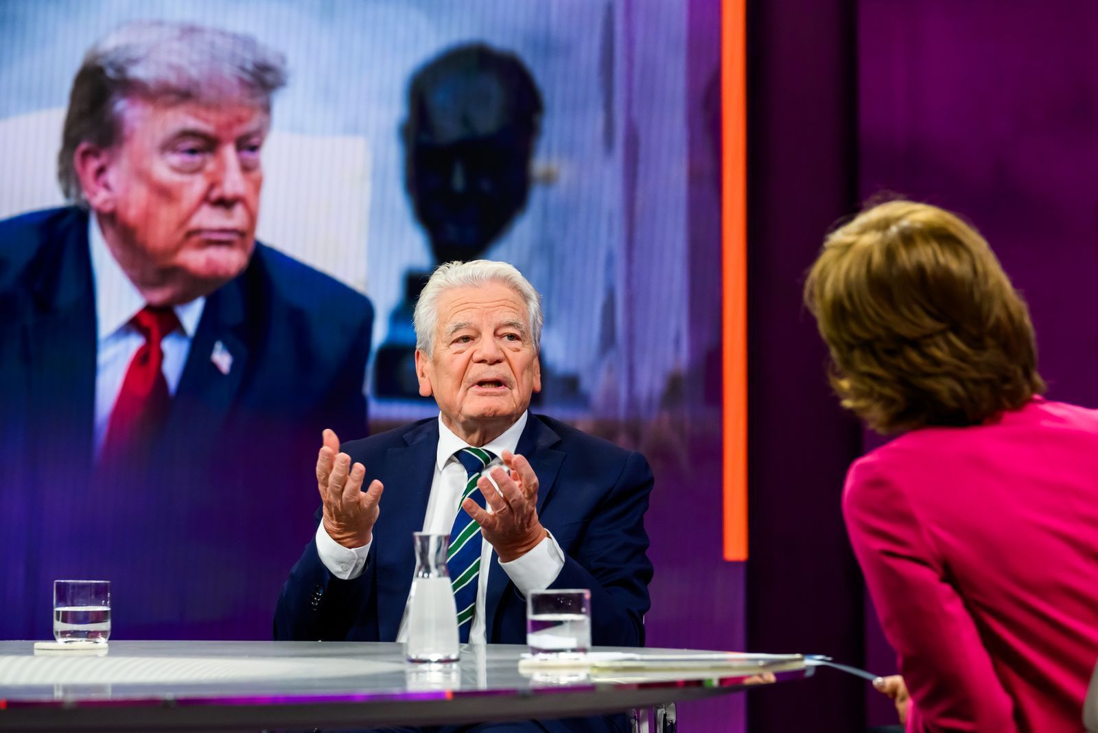 „Verliert die Ukraine, haben wir unter anderem ein riesiges Kostenproblem. Wir werden Millionen neuer Flüchtlinge haben, und ein aggressives Russland zwingt uns zu noch mehr Rüstungsausgaben“, glaubt Altbundespräsident Joachim Gauck. (Bild: ZDF/Svea Pietschmann)